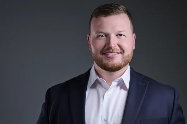 Real Estate Agent Headshots: How to Look Trustworthy Without Looking Stiff - Real Estate article