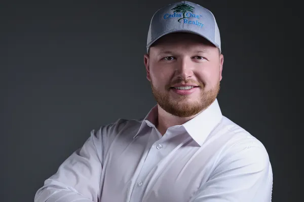 Studio vs Outdoor Headshots: Which Is Better for Your Brand? - Planning article