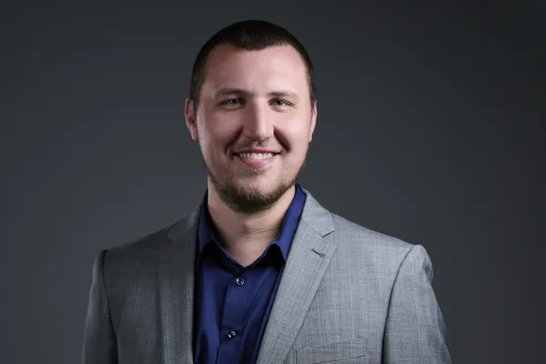 What to Wear for Professional Headshots - Wardrobe Guide article