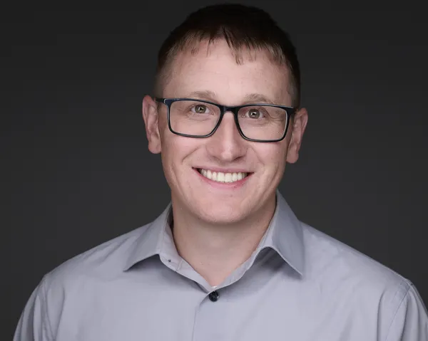 Best Headshot Poses for LinkedIn Success in 2026 - LinkedIn Tips article
